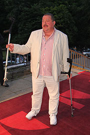 Josef Hanneschläger jongliert mit den Krücken (©Foto. MartiN Schmitz)